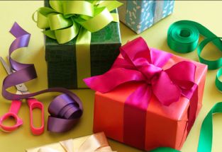 Este folleto eva17 el Mejor Regalo explica el mejor regalo del mundo, que es la salvación. TEMAS: ¿Te gustaría recibir un buenísimo Regalo? | El Regalo de la Vida Eterna | No es por cuantidad de pecados o vidas "Semi-justas" | El Regalo es Jesucristo | La única condición es la Fe | ¿Por qué Dios pone condiciones | El Regalo que trae más Regalos